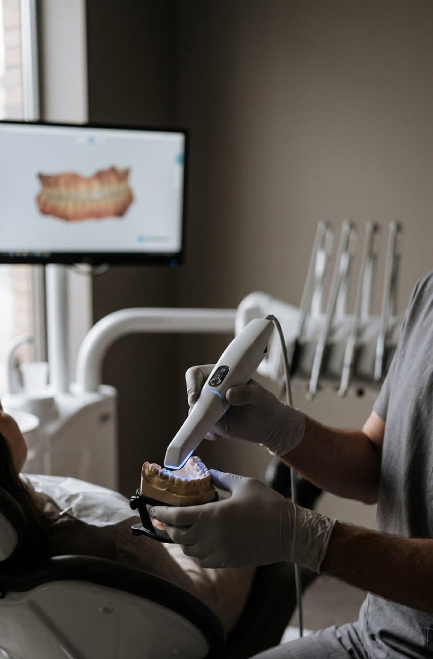 Dentista usando um scanner intraoral em um modelo dental